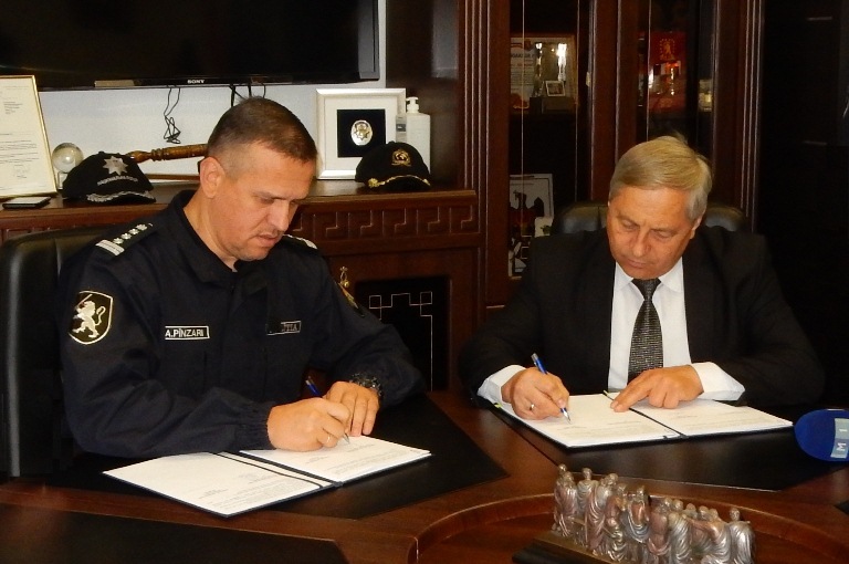 În anul Contractului Colectiv Sindicatul  “Demnitate” a semnat cu Inspectoratul General al  Poliţiei un nou Contract Colectiv de Muncă pentru anii 2018-2023