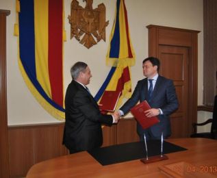 Председатель Федерации Михаил Лашку и Министр внутренних дел, Дорин Речан при подписании изменеий в Коллективное Соглашение